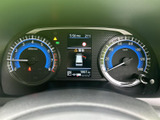 必要な情報を分かりやすく表示し、運転状況を把握しやすくします。スタイリッシュなデザインも魅力で、視認性とデザイン性を両立しています。