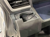 回転式カップホルダー(運転席・助手席)は角型パック,ペットボトルなどの丸型に対応。閉じればスマートフォン立てにも使用できます。