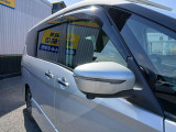 ドアミラ-にウィンカ-ランプ付きで車外からの視認性に優れています♪バイザーもついてます!