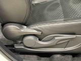 運転する人それぞれの体格に合わせてドライビングポジションをきめ細かく調整できる、運転席シ-トリフタ-が付いています(^^♪