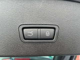 バンパー下部への足先操作でオープン可能なハンズフリー電動テールゲート装備。両手で荷物を抱えている時などでも、便利に使えます。