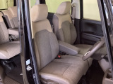 座面も厚みがあり背もたれも高く、広い足元にゆったり座れるシートです。運転席と助手席の間が空いている為、助手席側への移動がスムーズです。交通量の多い道でも助手席側から乗り降りができます。