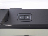 テールゲートには、スイッチ一つで開閉可能な電動開閉機能を装備。また、リアバンパーの下で足を動かすだけで開閉できる、ハンズフリー・オープニング/クロージング機構も搭載しています。