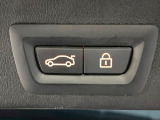 ●電動リアゲート:ワンタッチでリアゲートの開閉ができ、荷物などで両手が塞がっている状態でも簡単に開閉ができる便利機能です。