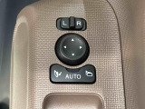 キーフリー連動で施錠時に格納します。降車の直前まで後方確認ができ、閉じ忘れも防げます。
