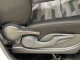運転手の体格に合わせて,運転席の座面の高さ調整ができるシートリフターが付いてます