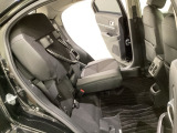 リアシートは座面も厚みがあり背もたれも高く、ゆったりくつろいでお乗りいただけるシートです。座面を跳ね上げて収納スペースを広くすることも可能です。