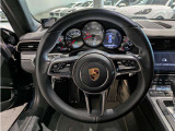 納車された瞬間からポルシェらしい走りを堪能して頂けるよう、スポーツカーとして重要な要素となるホイール・タイヤのコンディションも徹底的に検査いたします。