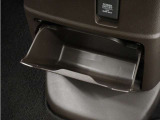 ◆センターロアボックス◆インパネ中央の下部には、ごみ箱としても使用する事ができるセンターロアボックスを装備しております。