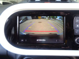 リバースポジションにシフトすると自動的にカメラが作動、画面に後方の視界が映し出される