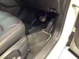 アクセルは欧州車の多くに採用されているオルガン式ペダルを採用、ブレーキとの踏み間違い防止にも役立ちます。