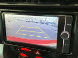 【バックカメラ】運転席から画面上で安全確認ができます。駐車が苦手な方にもオススメな便利機能です。