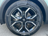 スタイリッシュなデザインの純正ホイールを装備しております。