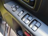 運転席側には、電動格納ドアミラ―スイッチとパワーウィンドゥスイッチがあります。お子様が乗った時に運転席以外のパワーウィンドゥを動かさなくするウィンドゥロックスイッチ付き。