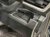 回転式カップホルダー(運転席)は角型パック,ペットボトルなどの丸型に対応。閉じればスマートフォン立てにも使用できます。