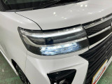 白く明るい光で夜間走行をサポートするLEDヘッドランプを搭載