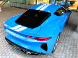 リアウィンドウ越しには『LOTUS V6』と鋳込まれたアルミ製のエンジンカバーが望めます。
