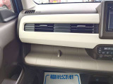 助手席前にオープントレイがございます。