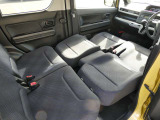 前席のシートバックを倒せば、フルフラットモードの完成です!体を横たえて眠れるので、車中泊にぴったりな機能ですね♪