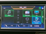 ラジオ、CD、USBなど、様々なメディアからお好みの音楽を楽しめます。長距離ドライブのお供に最適です。