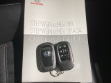 キーを持っているだけでドアハンドル横のボタンを押すとドアの施錠・開錠が行なえます。そのまま車内にキーがあればエンジンを掛けることも出来、とても便利です。