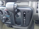 国の指定を受けた自社工場で、整備士が車検と点検整備を行っております。