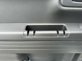 助手席フロントドアプルポケットにはコンビニフックが装備されています。
