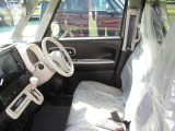 運転席からの視界が左右に広く、隅々まではっきりと見渡せます。クルマの前端も把握しやすく安心して運転できます。