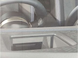 【ヘッドアップディスプレイ】現在の車速表示や目的地へのルート案内やメディア関連のリストを表示する事が可能です。視線移動を減らす事によりドライブに集中して頂けます。