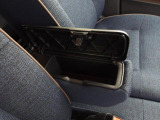 運転席のアームレスト。フタつきの小物入れになっています。