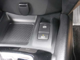 電動パーキングブレーキ電はブレーキペダルを踏み込み、スイッチを引き上げると作動、押し下げると解除されます。オートブレーキホールドはペダルから足を離してもブレーキ力が保持。信号待ちなどでとても便利です。