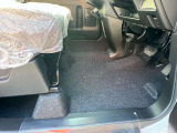 後部座席も十分な広さがあります!シートを倒せば荷物もさらに沢山積めますね♪