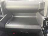 ☆小物を置ける台もついており自分だけの車内空間を作ることができます!