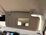 ちょっとした身だしなみチェックができるバニティミラー(運転席・助手席)&チケットホルダー(運転席)付きサンバイザー。