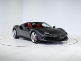 Ferrari 296GTSはEVモードでも走行可能。早朝や深夜の住宅街でも静かに移動でき、上質なライフスタイルに溶け込みます。