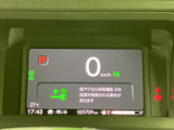 一目で確認できる視認性の高いメーターパネル。運転に必要な情報を的確に伝え、安全運転をサポートします。洗練されたデザインも魅力です。