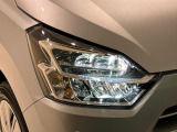 標準はマルチリフレクターハロゲンヘッドランプですがディーラーオプションのLEDヘッドランプバルブに交換できます。スタッフまでお問合せ下さい。