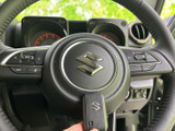 握りやすいステアリングホイール。操作系のスイッチ類も配置されており、運転中の視線移動を最小限に抑え、安全な運転をサポートします。