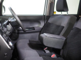 運転席にはアームレストがあります。
