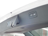 高さメモリー機能付き電動テールゲート装備車。ワンタッチで開け閉め可能です。