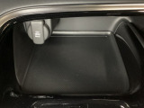 アクセサリーソケットはUSBのアダプターなどをつければ、スマホの充電にも使えます。周辺には物が置けるトレーがついています。