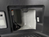 車載ジャッキおよび工具格納スペース(サイド内張り格納部)の拡大写真です。車載工具の収納状態やコンディションについて画像にてご確認ください。