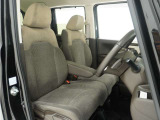運転席と助手席は足元が繋がっているので自由に行き来しやすいので駐車場が狭いときでも助手席側からスムーズに乗り降りできて便利!