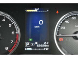 メーター中央にはカラー液晶画面が備えられ、車のインフォメーションを簡単に把握できます。
