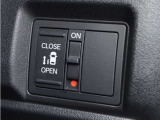 【片側電動スライドドア】ボタンを押すだけで片側のスライドドアの開閉が可能。もちろんキーからの操作も可能。お子様を抱いている時・両手いっぱいの荷物を持ってる時など非常に役立ちます。