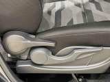 運転手の体格に合わせて,運転席の座面の高さ調整ができるシートリフターが付いてます