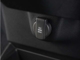 スマートフォンの充電等にも便利な電源ソケット!使いやすい場所に装備されています。