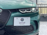 対向車や前方車両を感知した場合は、ハイビームとロービームを自動で切り替えて、最適な前方視界を確保。他車を眩惑することなく夜間走行の安全性を高めます。