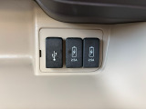 純正ナビ連動用USBと充電用USB付きで便利ですよ♪