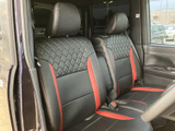 運転席ドアを開けると、広々とした空間が広がります。シートに腰掛けるたびに、心地よい空間を感じていただけます。